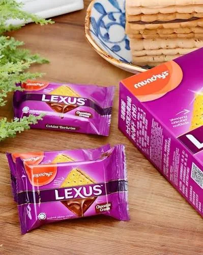 Munchy's Lexus cracker packets on a table with crackers.